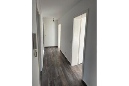 4-Zimmer-Wohnung mit Balkon, Einbauküche & Garage in zentraler La - Bad Marienberg (Westerwald)