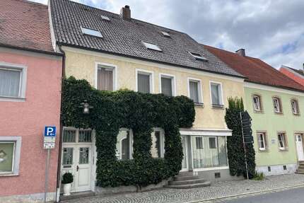 Haus zum Kaufen in Luhe-Wildenau 220.000,00 € 202 m²