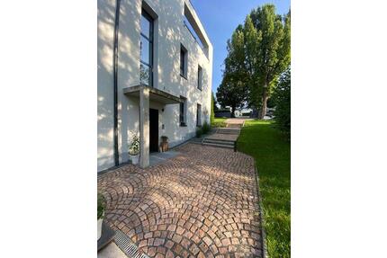 Treuen, exklusive 4 Zi.-Etagenwhg. (120m²) Terrasse + XL Garage..