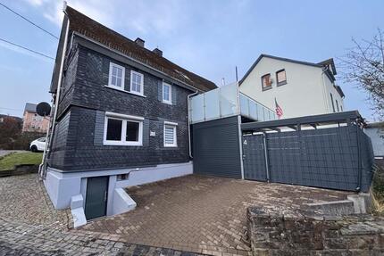 Modernisiertes Einfamilienhaus mit Terrasse & Balkonen - Neunkirchen