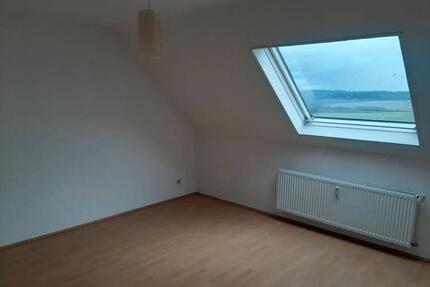 Helle Dachgeschosswohnung mit Ebk. und Stellplatz - ab dem 01.05. - Leiningen