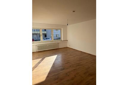Zentrale Etagenwohnung in nettem 3 MFH mit Stellplatz und Balkon - Duisburg Essenberg