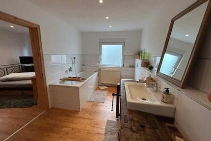 Einfamilienhaus mit Nebengebäude und Stellplatz - Elztal