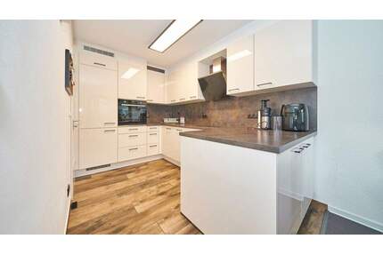 Attraktive 3,5-Zimmer-EG-Wohnung mit Balkon, neuer Einbauküche und Carport in ruhiger Lage! - Korntal-Münchingen