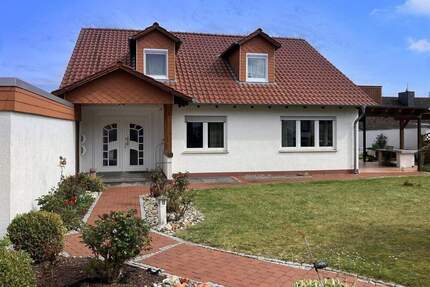 Charmante, großzügige Wohnung in Hanglage mit Garten, Terrasse und Sauna in Baunatal- Großenritte