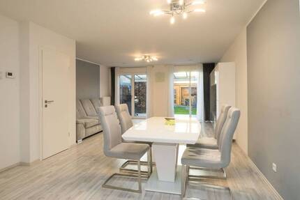 Modernes Neubau-Reihenmittelhaus mit 4 Zimmern, EBK und 2 Stellplätzen in ruhiger Lage - Adelsdorf