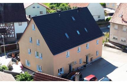 Vier-Zimmer-Wohnung im Dachgeschoss, Gartenanteil und Kfz-Stellplatz in Aurachtal-Münchaurach