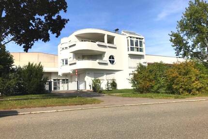 Exklusive 2,5 - Zimmerwohnung mit Einbauküche, Balkon und Garage in Fellbach