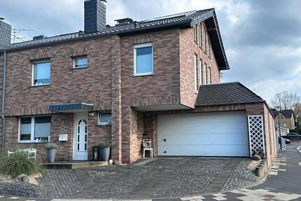 Einfamilienwohnhaus mit Doppelgarage und besonderen Merkmalen - Eschweiler