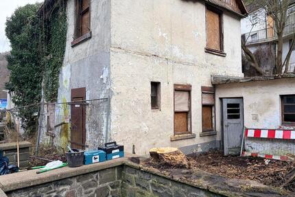 Haus im Dornröschenschlaf. - 80,00&nbsp;EUR Kaltmiete, ca.&nbsp; 110,00&nbsp;m&sup2; in Altena (PLZ: 58762)