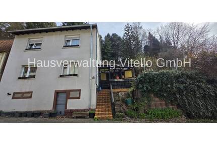 Ein- bis Zweifamilienhaus mit großem Grundstück in Wiesbach