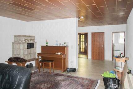 4 Zi.- Bungalow mit Garage, Carport, Kaminofen, Gäste-WC und großem Garten in Tiddische