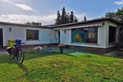 Kleines Einfamilienhaus im Bungalowstil mit Wintergarten und großem Garten - Delitzsch