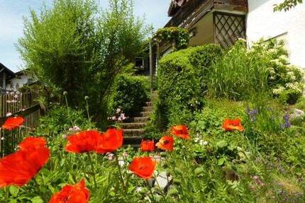 *Sehr schöne, heimelige 3-Zi.-Wohnung mit ca. 176 m² Garten und Garage** - Waakirchen