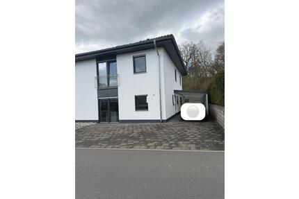 Doppelhaushälfte mit Carport Geräteraum Haus in Herschbach