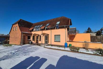 Großzügige Doppelhaushälfte mit 2 Wohneinheiten auf großem Grundstück in zentraler Lage von Sternberg