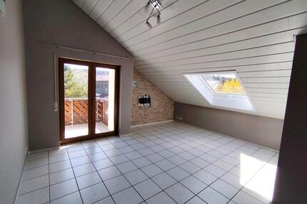 Helle 2,5-Zimmer-Dachgeschosswohnung mit Balkon und Balkon - Neuenbürg