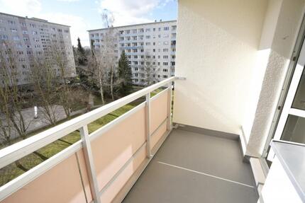 Balkon Aufzug Bad mit Fenster - 405,00&nbsp;EUR Kaltmiete, ca.&nbsp; 71,00&nbsp;m&sup2; in Chemnitz (PLZ: 09126) Bernsdorf