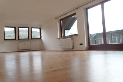 Sonnige 3,5 Z-Wohnung mit Terrasse und Südbalkon - Burgsinn