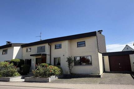 Zweifamilienhaus mit Entwicklungsmöglichkeiten in gefragter Lage von Leonberg-Höfingen