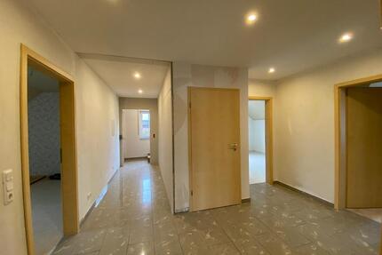 Helle 5 Zimmer Wohnung in Rehe - 1.250,00&nbsp;EUR Kaltmiete, ca.&nbsp; 133,00&nbsp;m&sup2; in Hellenhahn-Schellenberg (PLZ: 56479)