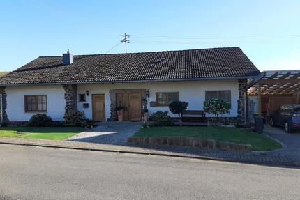EinMehrfamilienhaus mit Carport und Stellplätzen - Beckingen