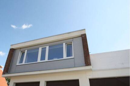 Separate Wohneinheit mit großer Dachterrasse und PKW-Stellplatz - Büdelsdorf