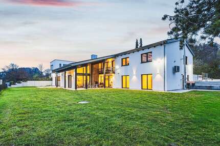 Haus zum Kaufen in Etterzhausen 2.750.000,00 € 480 m²