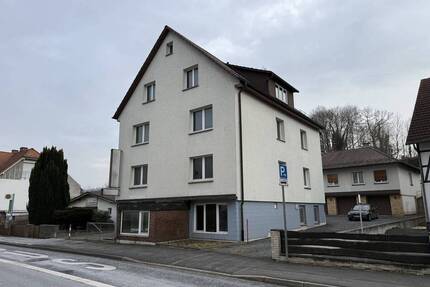 Immobilienpaket. Wohn- und Geschäftshaus + Einfamilienhaus mit 4 Garagen in Melsungen.