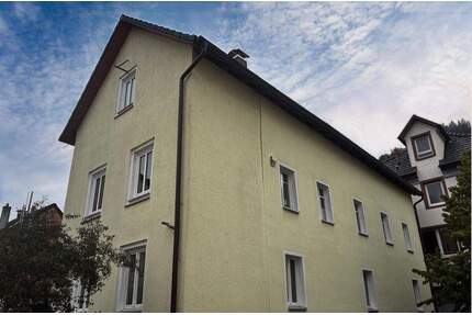 Charmantes Zweifamilienhaus mit Lagerfläche im Zentrum von Schramberg