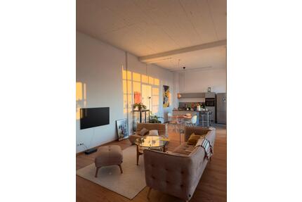 Stylishes Fabrikloft mit Balkon in Kornwestheim