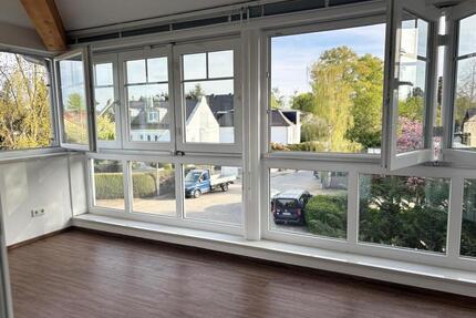 Zur Vermietung steht eine exklusive, lichtdurchflutete Dachgeschoßwohnung (Wohnung Nr. 3) in einem modernen Dreifamilienhaus in begehrter Lage von Gauting (Ammerseestraße). Das Objekt punktet mit...