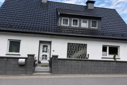 Einfamilienhaus mit großem Grundstück, Garage und viel Potenzial - Olpe
