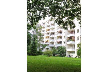 Hochwertig komplettsanierte 3-Zi. Erdgeschossterrassenwohnung in München, Fürstenried, am Waldrand