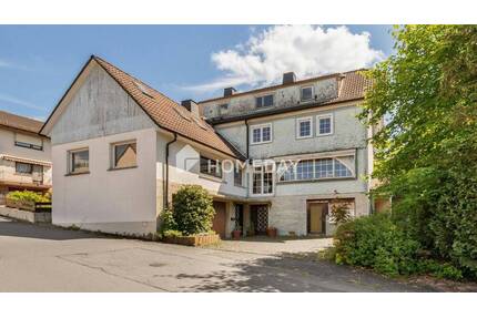 Historisches Mehrfamilienhaus mit drei Wohneinheiten und großem Grundstück in Steinau