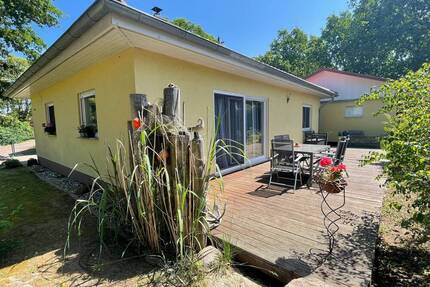 Ein Traum im Bungalowstil mit zusätzlichem separatem Gästehaus eingebettet zwischen dem Bodden und dem Wald - Fuhlendorf