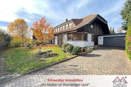 Rarität am Laufer Kunigundenberg: Großzügiges Einfamilienhaus mit Einliegerwohnung und Doppelgarage