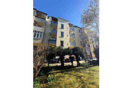 Charmante Altbauwohnung mit Balkon! Gut vermietet mit Steigerungspotenzial! - Kiel Südfriedhof