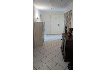 Wohnung in Lage 160qm mit Hof und großem geschlossenem Carport