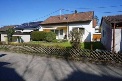 Freistehendes Einfamilienhaus mit schönem Garten und Garage in Ortsrandlage - Wannweil