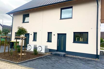 *NeubauErstbezug* Doppelhaushälfte mit gehobener Ausstattung, Garage und Wohnmobilstellplatz bis 9m - Lohmar