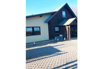 zuverkaufen zwei Wohnhäuser auf 4000 Quadratmeter Grundstück - Bernsdorf