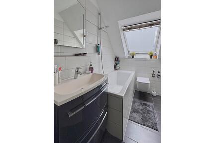 Frisch renoviertes Dachgeschoss mit Südbalkon – Nähe TU-Dresden