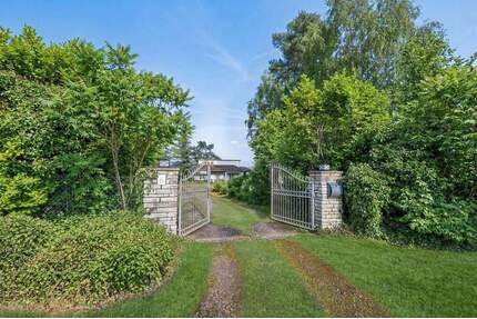 Elegantes repräsentatives Domizil in geschützter Lage mit beeindruckender GrundstücksgrößeBauplatz - Schmelz Hüttersdorf