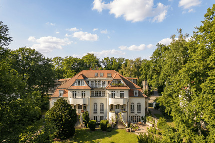 Eleganz trifft Geschichte: Traumhafte Altbauwohnung in klassizistischem Palais - Kleinmachnow