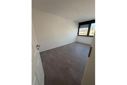 Frisch renovierte, Helle 4 Zimmer Wohnung mit Balkon, Aufzug - Ludwigshafen am Rhein