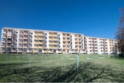 Helle, möblierte 3-Raum-Wohnung mit Balkon im 2. Obergeschoss - Oelsnitz (Vogtland)