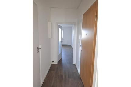 Ihre frisch sanierte 3-Raum-Wohnung mit Dusche im Erdgeschoss wartet Am Sportpark 16 ab 1026! - Glauchau