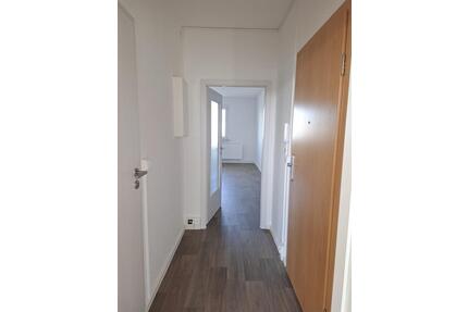 Ihre frisch sanierte 3-Raum-Wohnung mit Dusche im Erdgeschoss wartet Am Sportpatk 16 ab 1026! - Glauchau