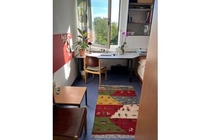 Ein möbliertes Zimmer im Studentenwohnheim Home and Co in Bochum